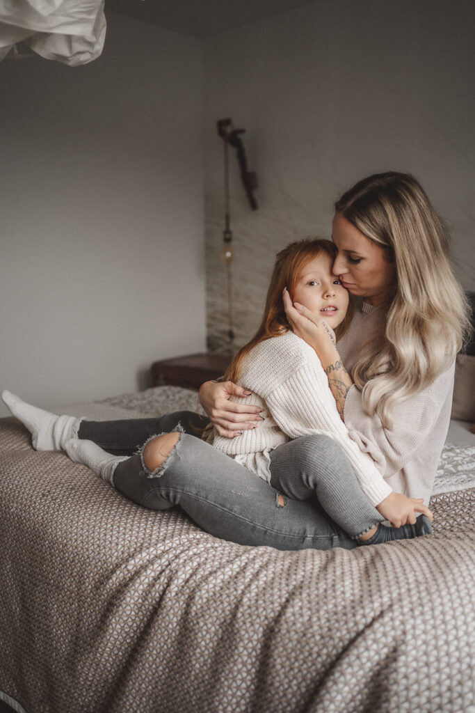 Mama und Tochter auf dem Bett