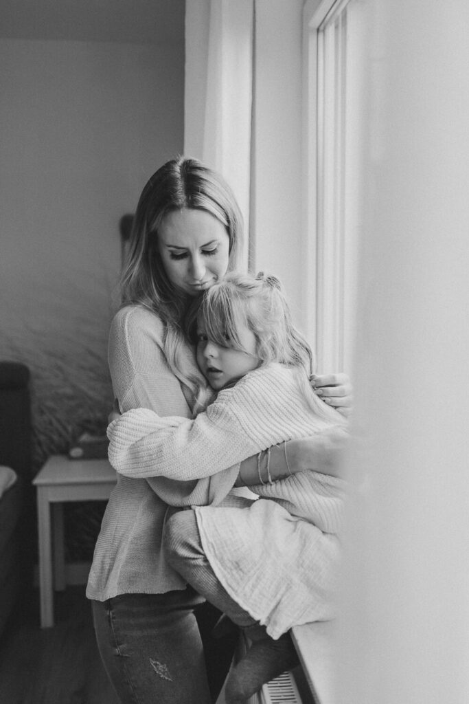 Mama und Tochter ganz innig