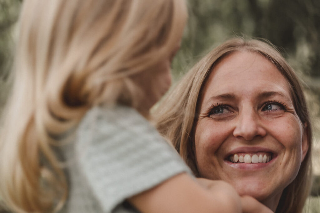Mama strahlt ihre Tochter an