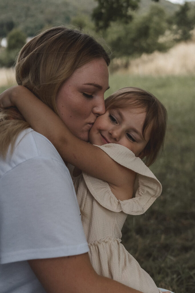 Mama und Tochter umarmen sich