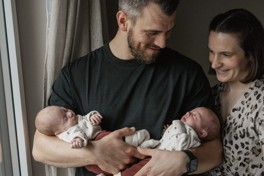 Eltern schauen ihre Zwillinge an