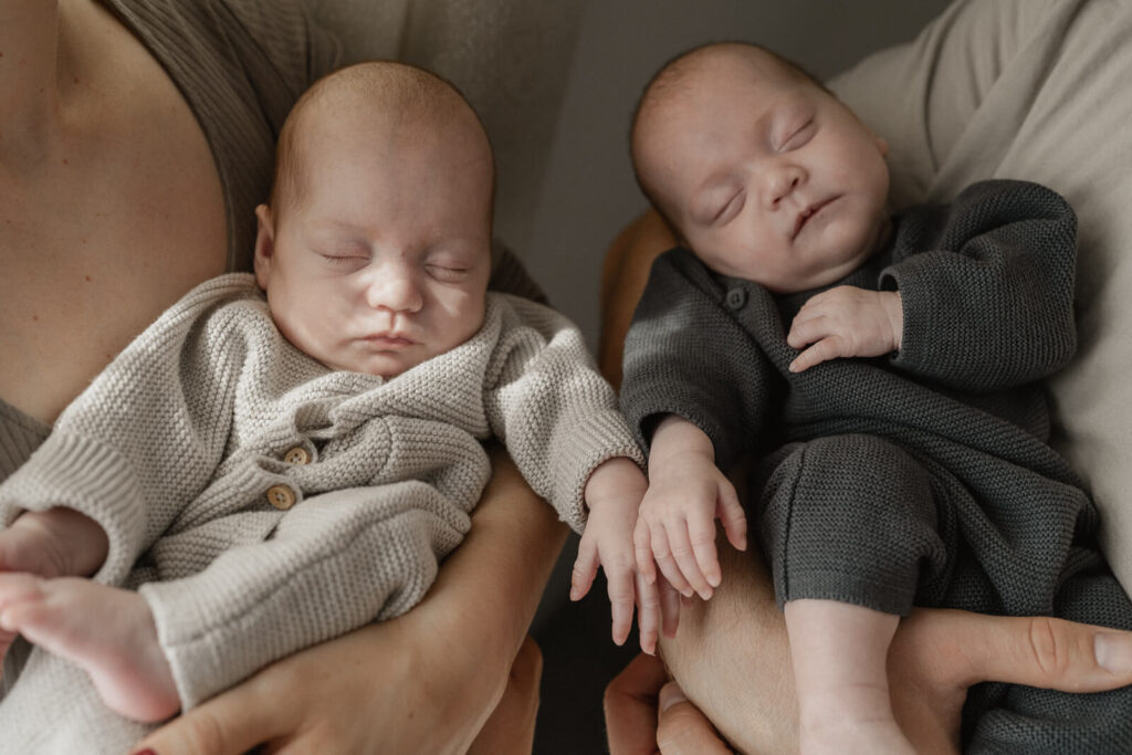 Zwillinge halten händchen und schlafen