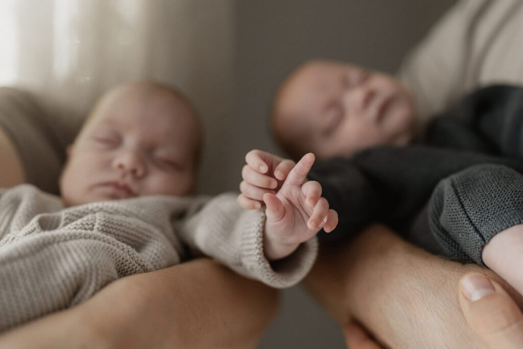 Zwillinge halten Händchen