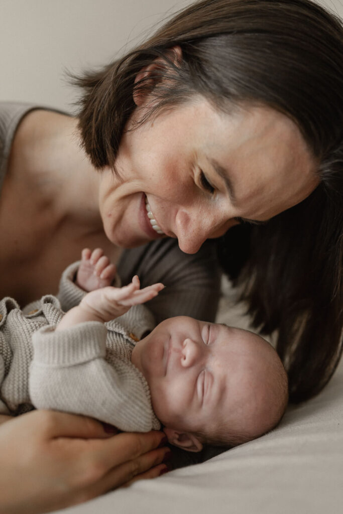 Mutter lacht baby an